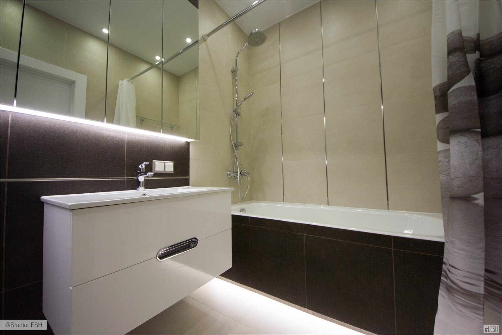 Ванная в современном стиле  с подсветкой