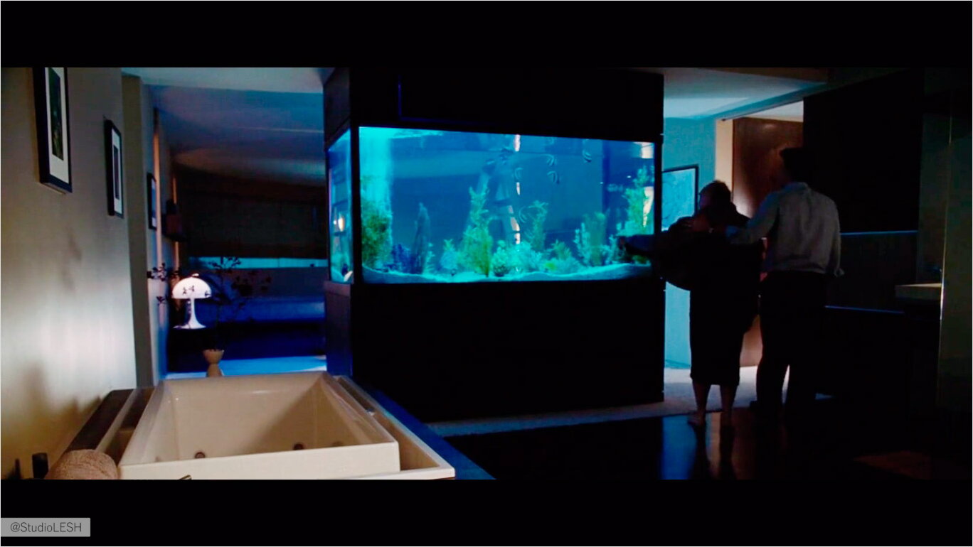 Большой аквариум в спальной комнате
