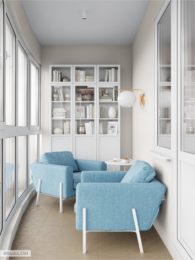 Голубые кресла на светлом балконе