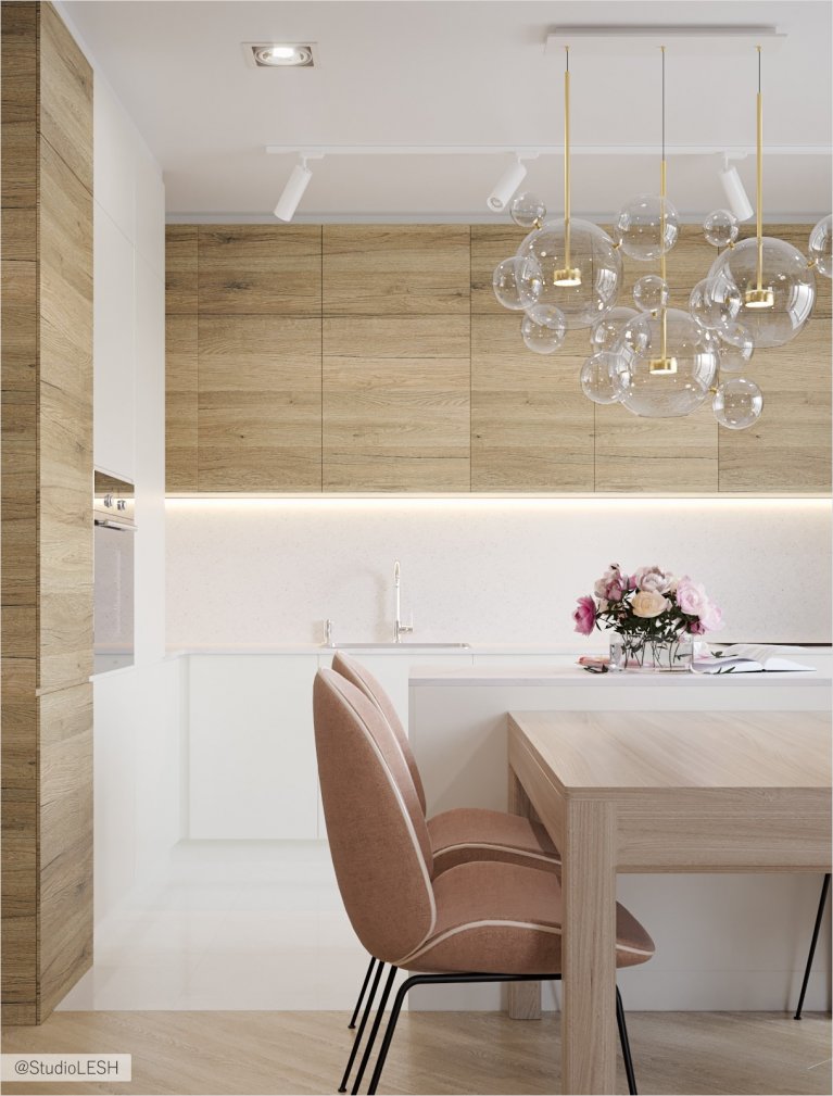 Деревянный обеденный стол