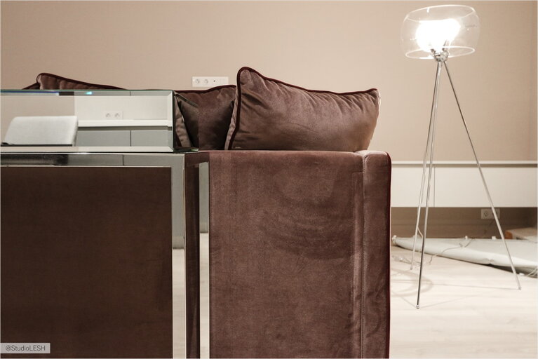 Зеркальный журнальный стол и дизайнерский торшер с круглой лампой