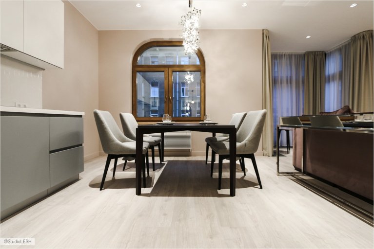 Большой обеденный стол в кухне