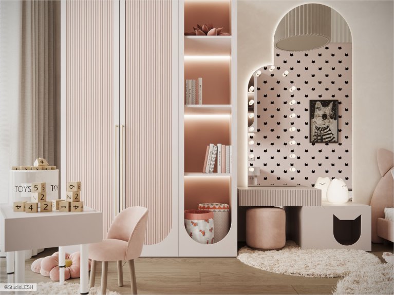 Интерьер современной детской комнаты с розовым столом, стулом, шкафом, туалетным столиком и зеркалом.
