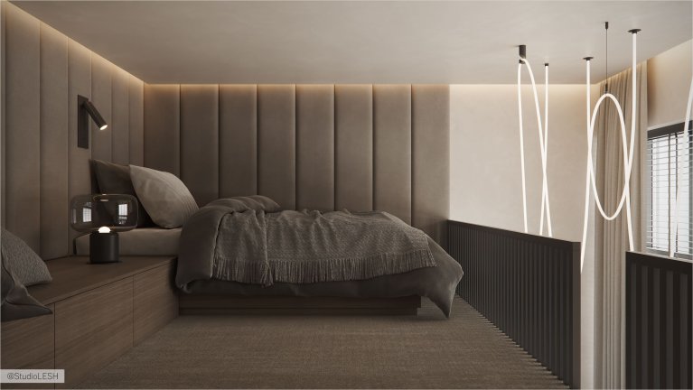 Интерьер современной спальни с кроватью, мягкими панелями на стене, минималистичными светильниками и панорамными окнами с жалюзи.