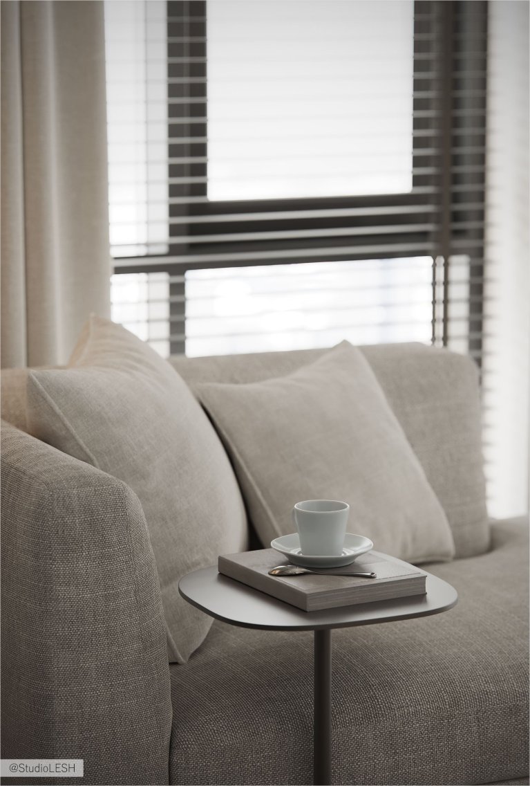Интерьер современной гостиной с серым диваном, журнальным столиком с чашкой кофе и панорамными окнами с жалюзи.