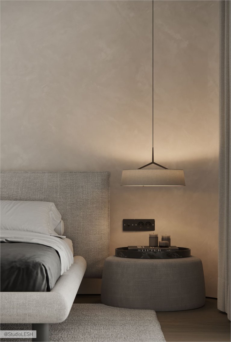 Интерьер современной спальни с белой кроватью, тумбочкой, светильником и панорамными окнами с жалюзи.