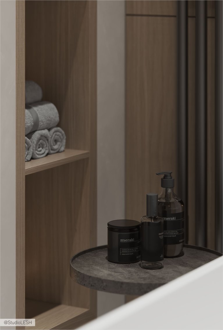 В ванной комнате на деревянной тумбочке лежат серые полотенца, рядом стоят баночки с туалетными принадлежностями.