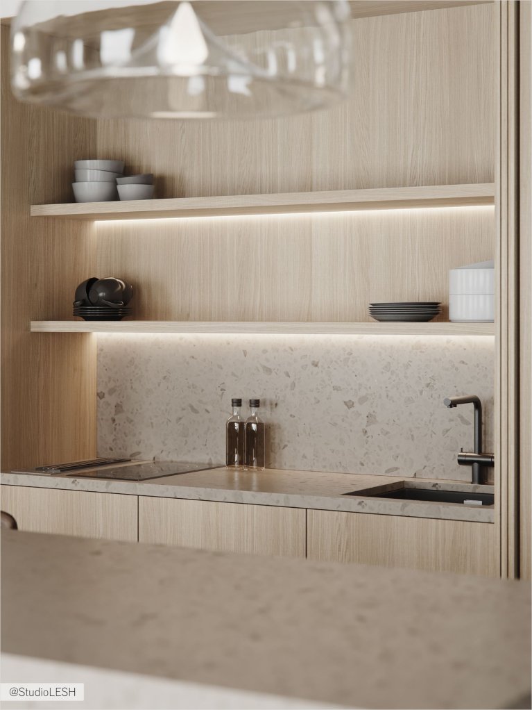 Интерьер современной кухни с серым кухонным островом, подвесными светильниками над ним, деревянными шкафами и большими окнами.