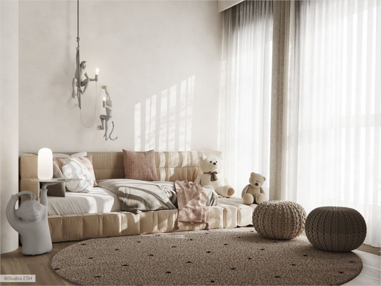 Интерьер современной детской комнаты с белой кроватью, украшенной мягкими игрушками, декоративными подушками и фигурками обезьянок на стене.