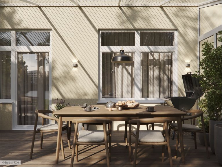 Уютная и гостеприимная терраса, где можно провести время с семьей или друзьями. Деревянная мебель и растения в горшках создают атмосферу гармонии и спокойствия