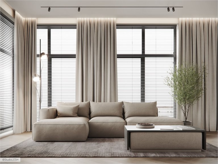 Интерьер гостиной в светлых тонах с угловым диваном из ткани букле, высокими окнами с серыми шторами и жалюзи, и разнообразным декором, включая растения и светильники