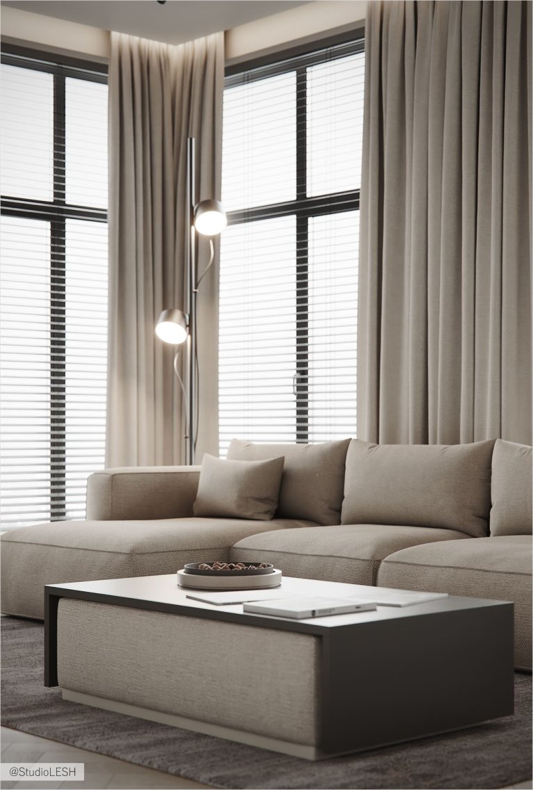 Просторная гостиная с угловым диваном из ткани букле, высокими окнами с серыми шторами и жалюзи, и разнообразным декором, включая торшер и журнальный столик