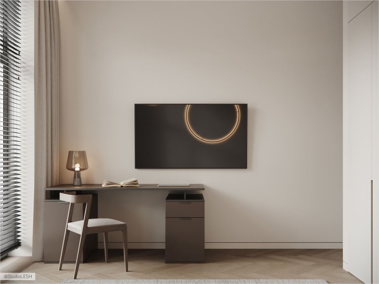 Интерьер рабочего кабинета в светлых тонах с подвесной тумбой под телевизор, серым диваном, кофейным столиком и двумя рядами чёрных подвесных светильников. На заднем плане - окно с жалюзи и шторами