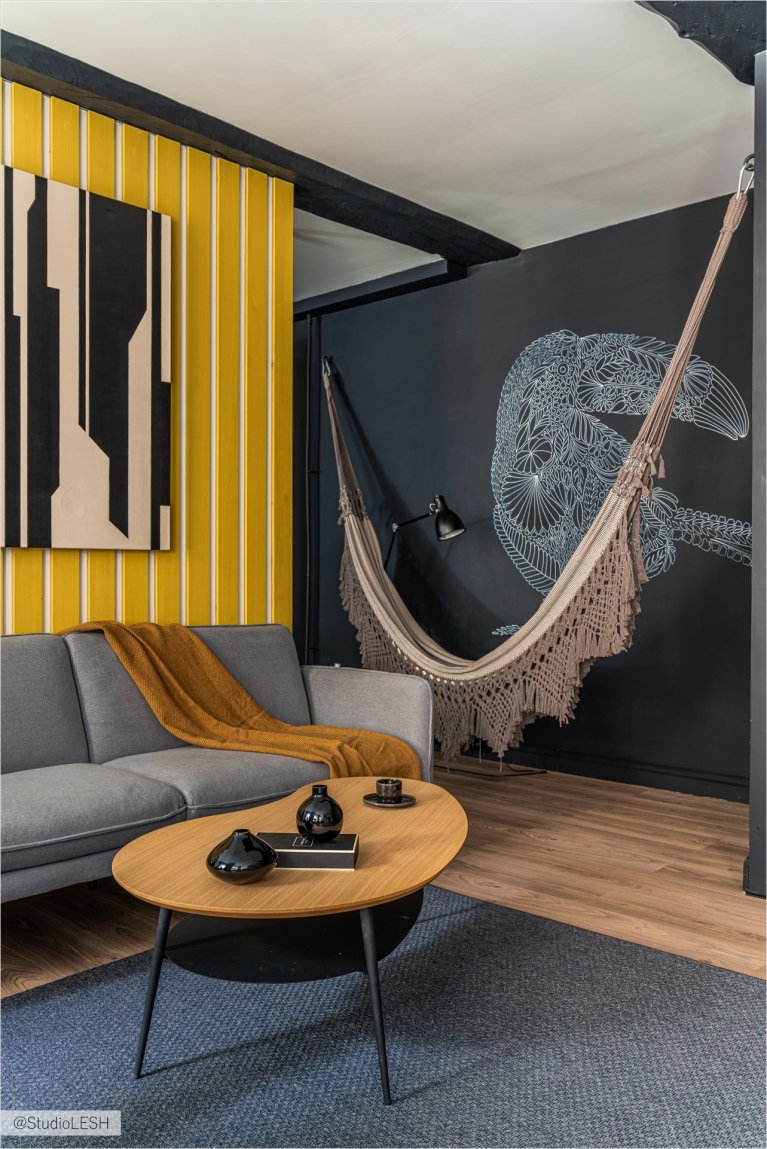 Дизайн гостиной с гамаком и тропическим рисунком: современный стиль, уют и комфорт.