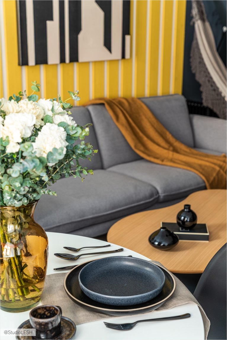 Фотография комнаты с обеденным столом и диваном: идеи для создания стильного интерьера