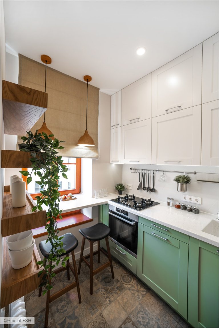 Фотография кухни с обеденным столом у окна: идеи для создания уютной и современной кухни