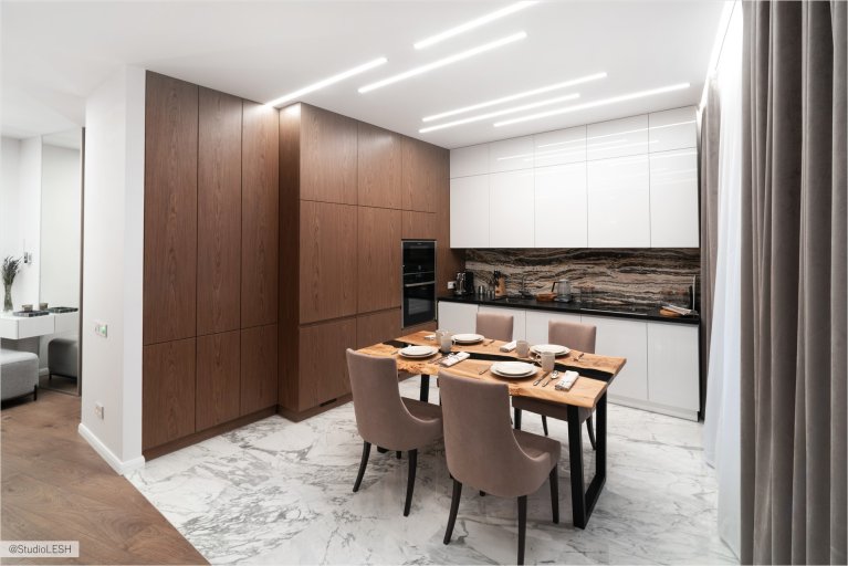 Дизайн современной кухни с обеденным столом и деревянными шкафами: стильный интерьер с яркими акцентами и функциональной мебелью