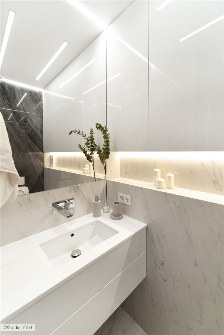 Фотография ванной комнаты с подвесной раковиной и зеркалом с подсветкой: идеи для создания уютной и функциональной ванной комнаты