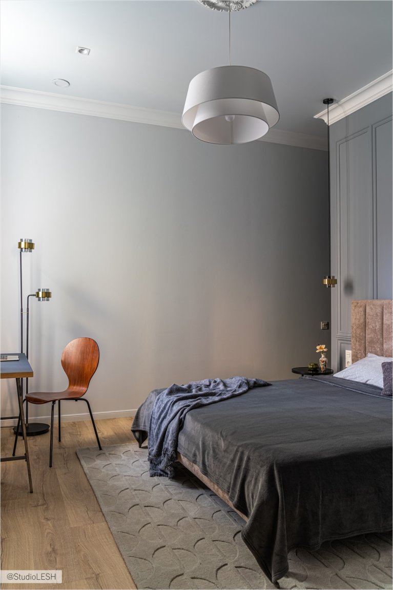 Стильный торшер с двумя лампами, обеспечивающий дополнительное освещение