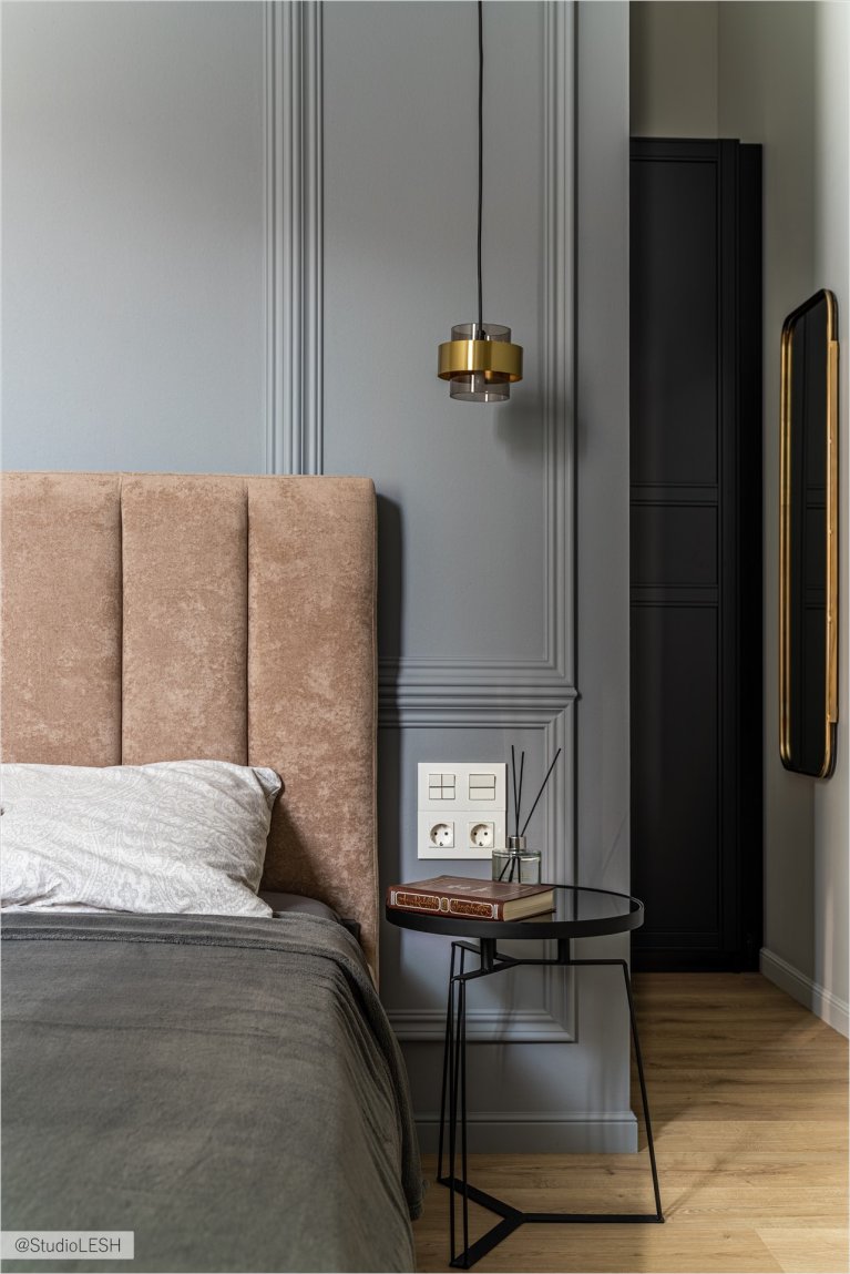 Прикроватная тумбочка с книгами, ароматическими палочками и стильным светильником