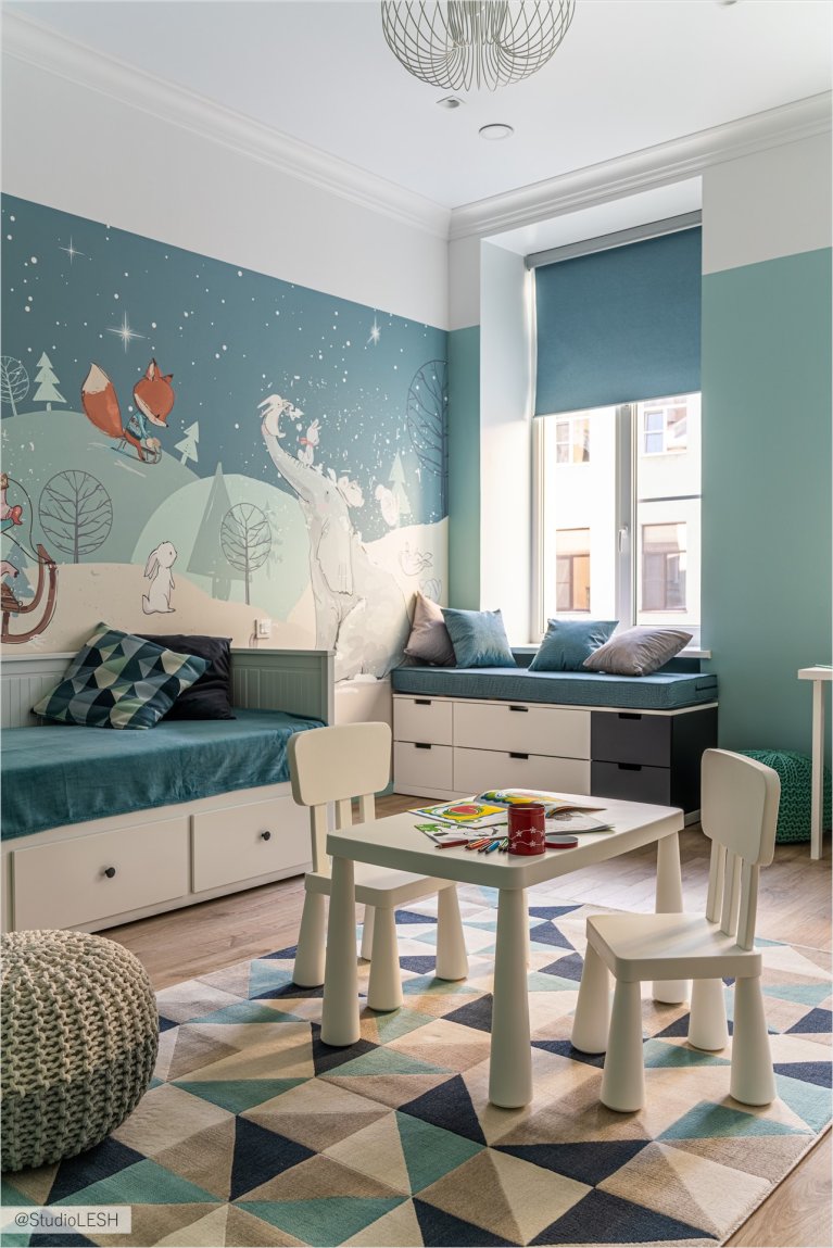 Рабочий стол у окна с двумя стульями, обеспечивающий достаточно места для занятий и творчества