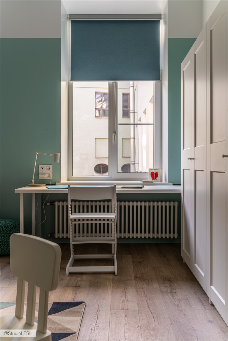 Белый стул с сетчатой спинкой, обеспечивающий удобство и поддержку во время работы