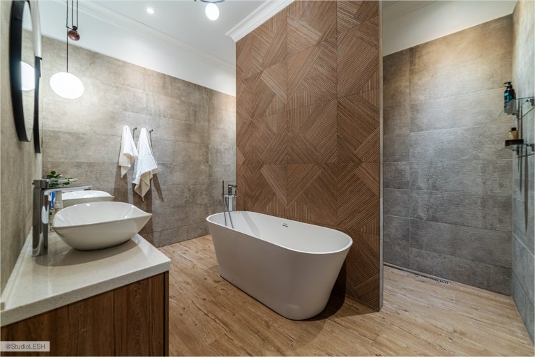 Душевая кабина со стеклянной дверью и тропическим душем, обеспечивающая удобство и функциональность