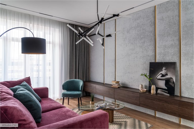 Современная гостиная с диваном, креслом и стильным освещением