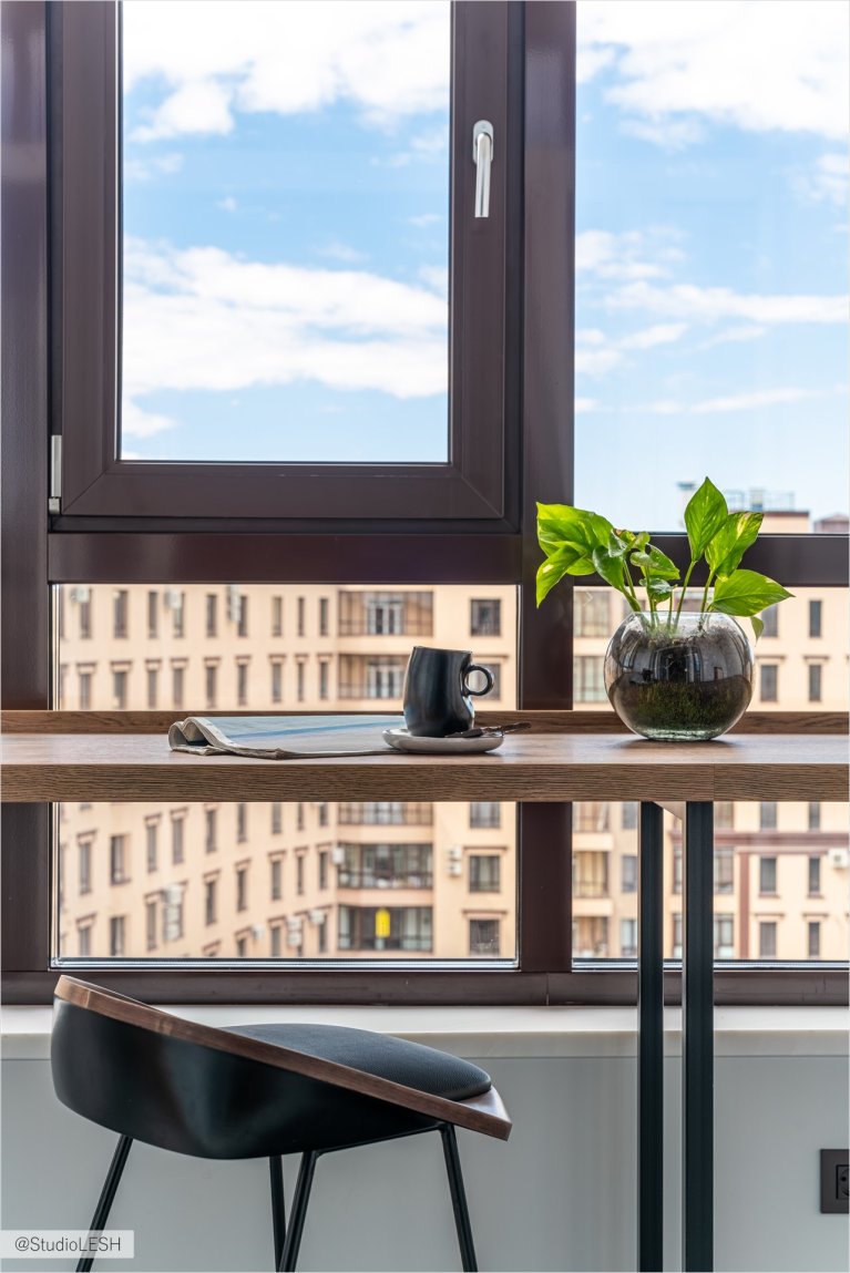 Современный интерьер: рабочее место у окна с видом на город