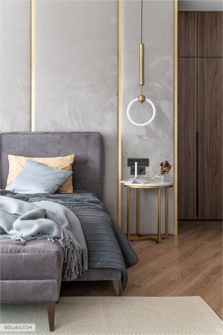 Современная спальня с двуспальной кроватью, стильными прикроватными тумбочками и оригинальными светильниками