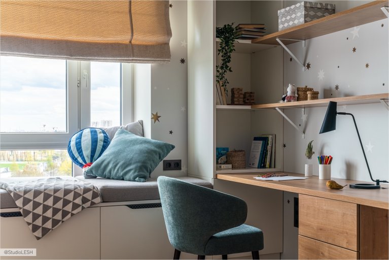 Современная детская комната с удобным рабочим местом у окна, стильными полками и яркими элементами декора