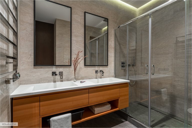 Современная ванная комната с душевой кабиной, двумя раковинами и стильным интерьером