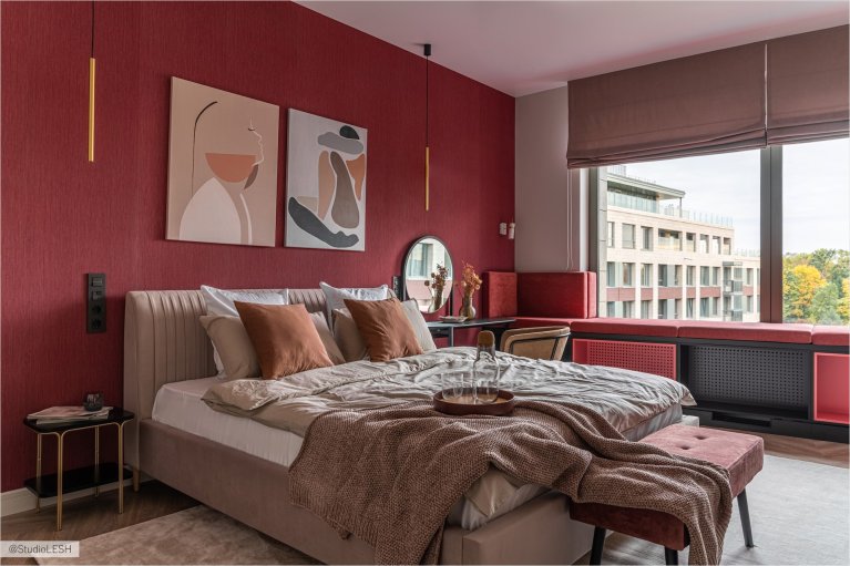 Уютная спальня с мягкой мебелью, оригинальным декором и яркими акцентами