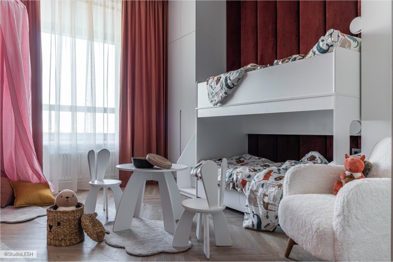 Современный дизайн детской комнаты с двухъярусной кроватью, яркими акцентами и стильным декором