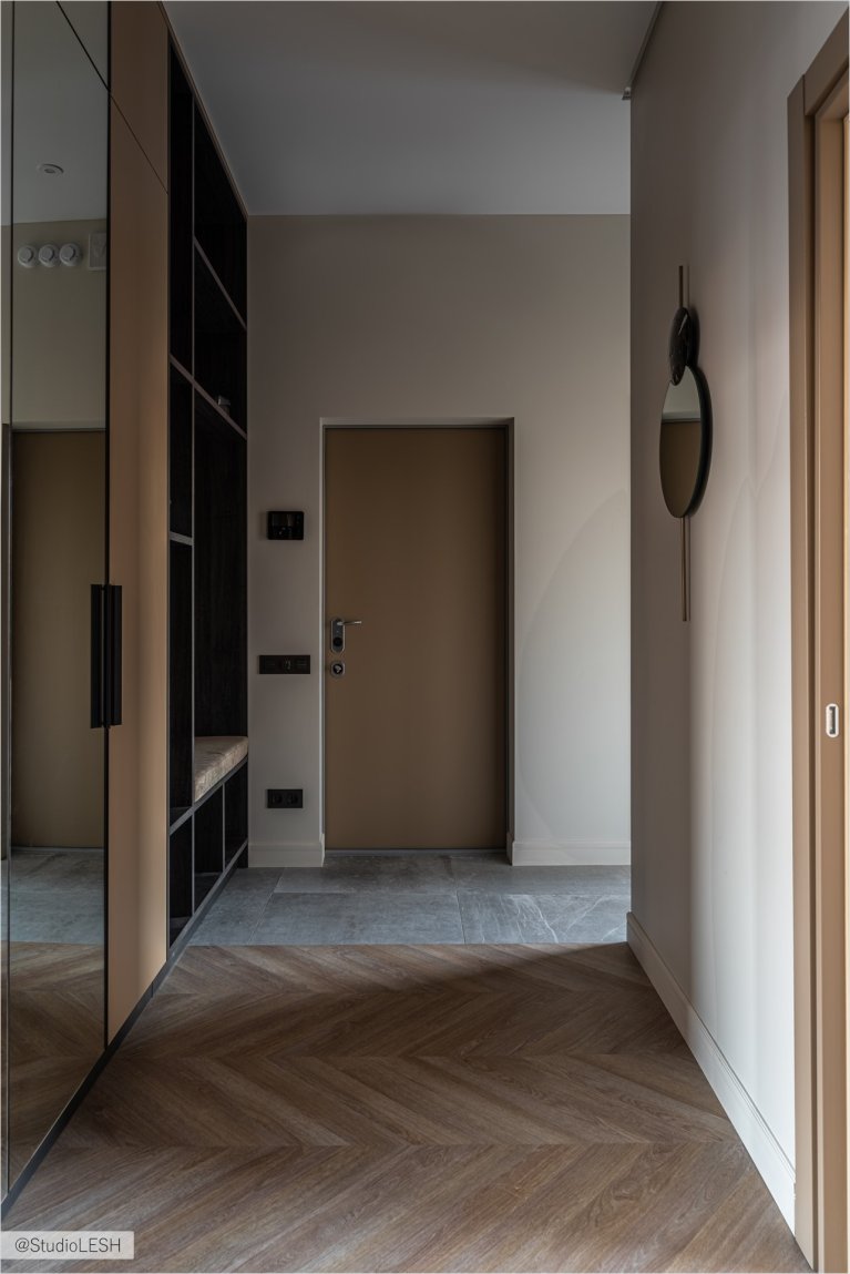 Уютная прихожая с мягкой мебелью, оригинальным декором и яркими акцентами