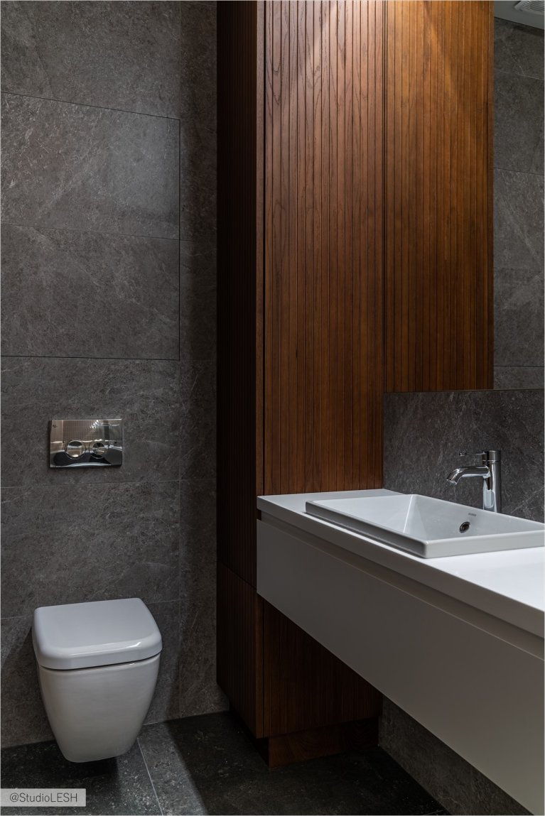 Интерьер ванной комнаты в современном стиле с функциональной мебелью и эргономичным использованием пространства