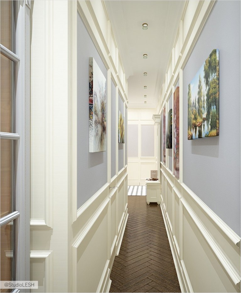 Коридор с молдингами и плинтусом 