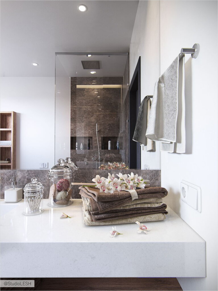 Раковина в ванной комнате с большим зеркалом 