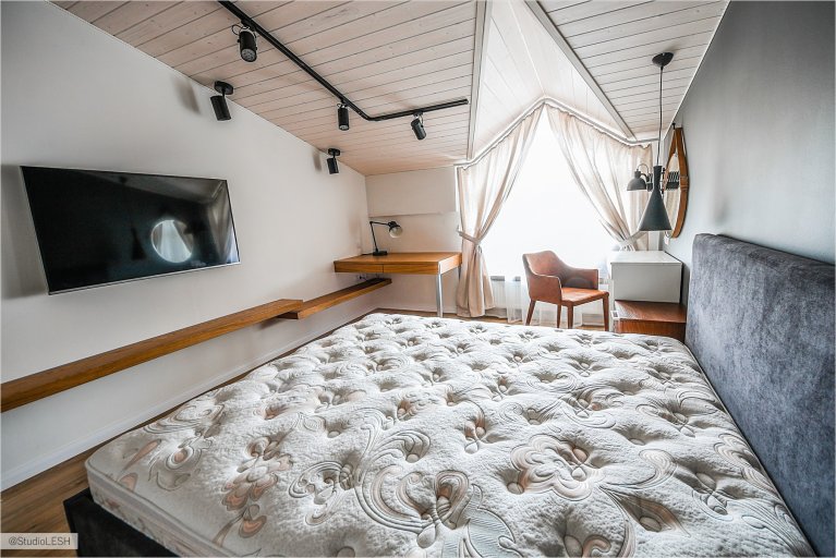 Спальня с мансардными окнами