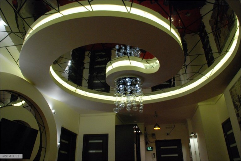 Зеркальный потолок с декоративной подсветкой 