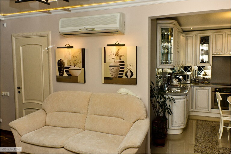 Диван в гостиной комнате