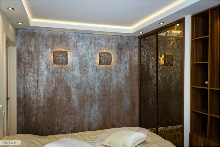 Стена с декоративной штукатуркой