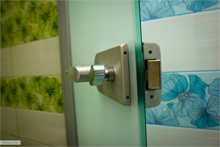 Замок на стеклянной двери
