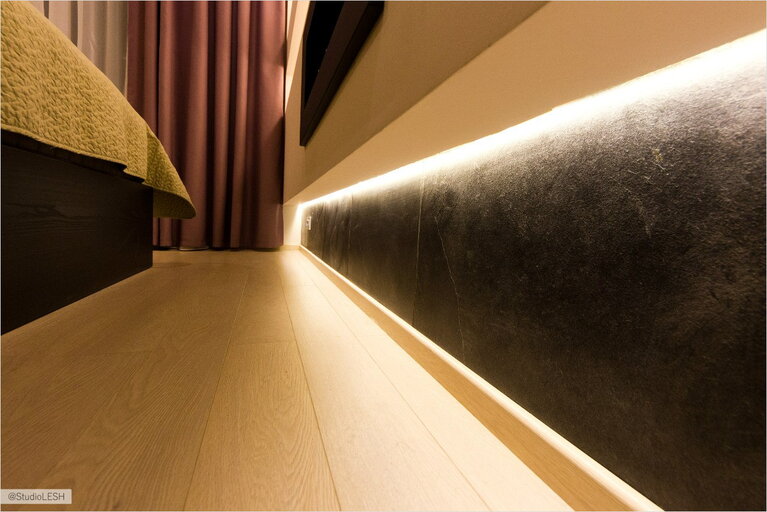 Керлит с подсветкой на стене в спальне